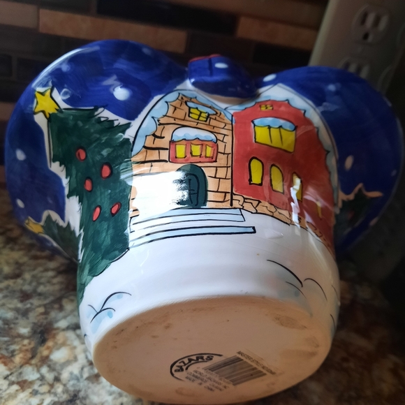 World Bazzar Ceramic Christmas Basket 7"H x 8"L x 6"W - Picture 3 of 6